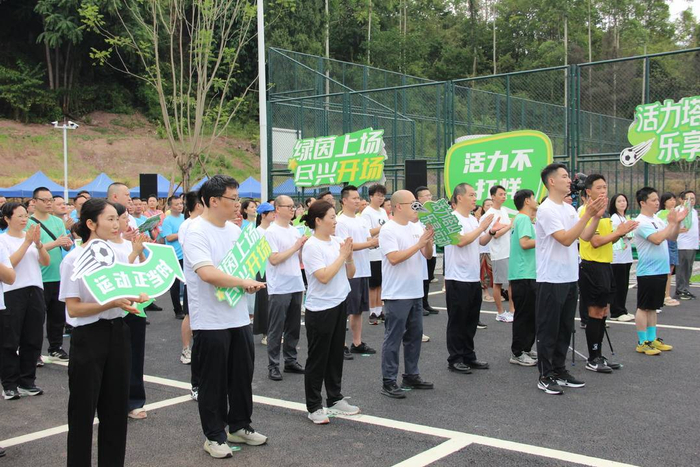特邀先进代表开球 内江市市中区职工足球赛、羽毛球赛火热开赛