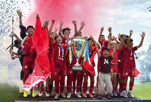 2026年6月2日，意大利国际青少年杯赛决赛，中国足球小将2014队（U12年龄段）捧起冠军奖杯。 央视新闻