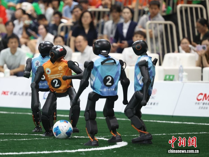 首届北京市中学生人形机器人足球赛总决赛举行