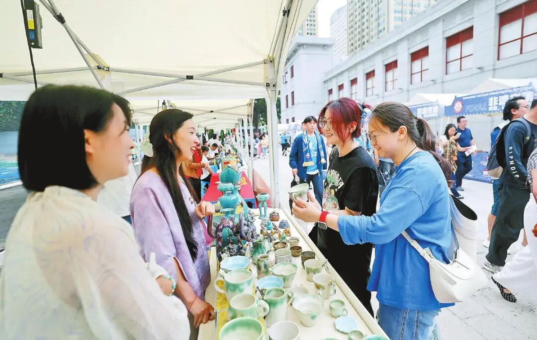 滇超联赛的赛场外，非遗市集人气旺。图片来源：云南日报