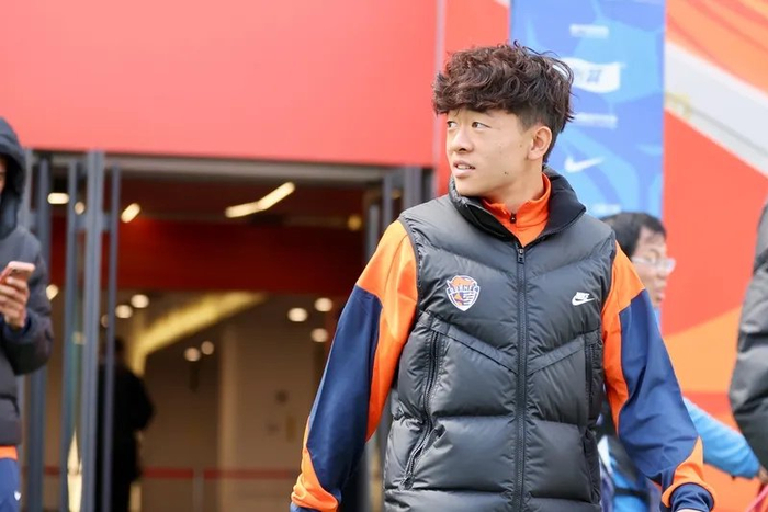 饮水思源！17岁邝兆镭向足球小将捐款6万元：感谢干爹董路培养我
