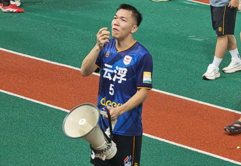 7月18日晚赛后云浮队球员韩杰文深情告白球迷
