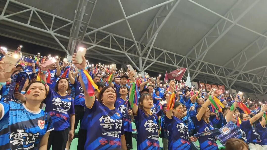 7月18日晚云浮球迷联盟为云浮队点亮灯光