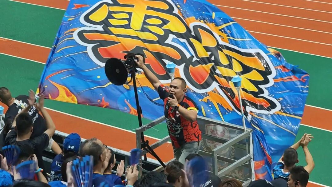 7月18日晚云浮球迷联盟负责人邓永钦指挥球迷呐喊助威