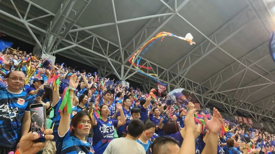 7月18日晚云浮球迷联盟看台放飞凤凰