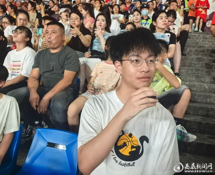 我们的足球我们的城⑯丨绿茵场上的同城温度 接力传递每一份热爱