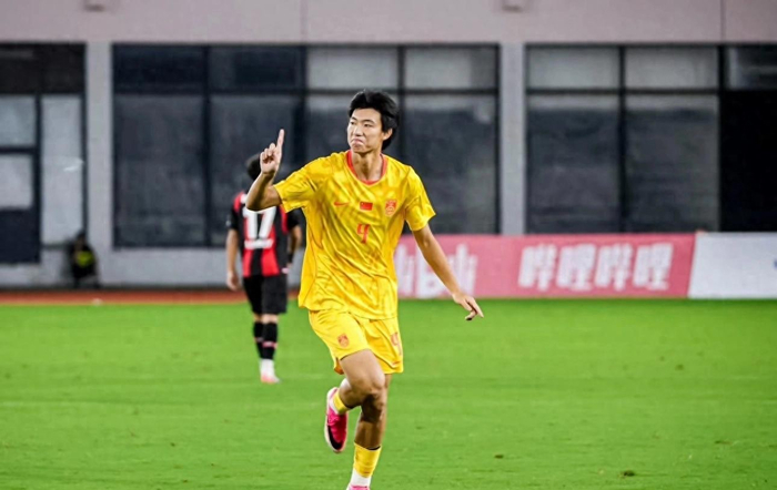 外国网友赞赵松源新伊布，中国足球8年内真能夺世界杯？