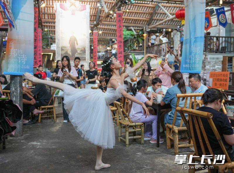 立秋限定：把芭蕾和足球搬进东茅街老茶馆